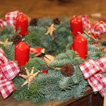 Adventní věnce a svícny si vyrobili návštěvníci tvořivého odpoledne ve Svatkovicích