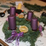 Adventní věnce a svícny si vyrobili návštěvníci tvořivého odpoledne ve Svatkovicích