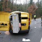 Auto zůstalo po nehodě napříč vozovkou, ohlášena byla i nutnost vyproštění řidiče