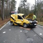 Auto zůstalo po nehodě napříč vozovkou, ohlášena byla i nutnost vyproštění řidiče