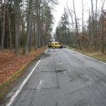Auto zůstalo po nehodě napříč vozovkou, ohlášena byla i nutnost vyproštění řidiče