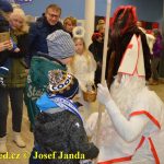Čertovský rej na táborském zimáku pobavil i pomohl