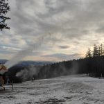 Lyžařské těšení. Na Lipně spustila děla, zaplétala se lana nové lanovky. Na Monínci už se jezdí