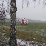 Ke zraněnému řidiči, který s autem narazil do stromu, byl přivolán vrtulník