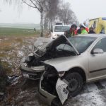 Ke zraněnému řidiči, který s autem narazil do stromu, byl přivolán vrtulník