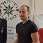 Zachránci vytáhli mladíka z hořícího auta