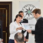 Zachránci vytáhli mladíka z hořícího auta