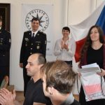 Zachránci vytáhli mladíka z hořícího auta
