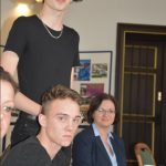 Zachránci vytáhli mladíka z hořícího auta