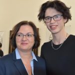 Zachránci vytáhli mladíka z hořícího auta