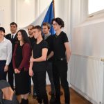 Zachránci vytáhli mladíka z hořícího auta