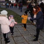 Děti zvoněním u soběslavské Hlásky přivolaly anděla. Předaly mu přání pro Ježíška