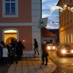 Děti zvoněním u soběslavské Hlásky přivolaly anděla. Předaly mu přání pro Ježíška
