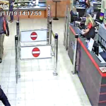 Kradl kabelky z nákupních košíků a z bankomatu vybíral v roušce. Neznáte ho?