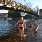 Novoroční Otava měla 0,3 stupně Celsia, zaplavaly si v ní tři desítky otužilců