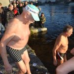 Novoroční Otava měla 0,3 stupně Celsia, zaplavaly si v ní tři desítky otužilců