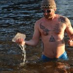 Novoroční Otava měla 0,3 stupně Celsia, zaplavaly si v ní tři desítky otužilců