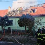 Tříčlenná rodina z hořícího domu v Horní Plané unikla, starší muž uhořel