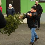 Vítěz hodil vánoční stromek k devíti metrům