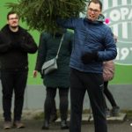 Vítěz hodil vánoční stromek k devíti metrům