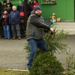 Vítěz hodil vánoční stromek k devíti metrům