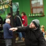 Vítěz hodil vánoční stromek k devíti metrům