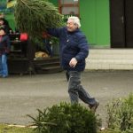 Vítěz hodil vánoční stromek k devíti metrům