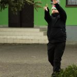 Vítěz hodil vánoční stromek k devíti metrům