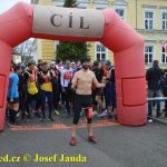 Překvapený Karel Boháč dostal v Chýnově selátko. Zvítězil znovu Petr Pechek