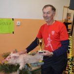 Překvapený Karel Boháč dostal v Chýnově selátko. Zvítězil znovu Petr Pechek