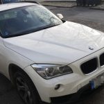 Video ze střelby. Agresora z bílého BMW odhalil hokejový kouč u stadionu v Písku. Trenéři museli jednat