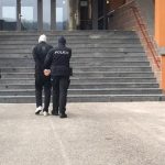 Video ze střelby. Agresora z bílého BMW odhalil hokejový kouč u stadionu v Písku. Trenéři museli jednat