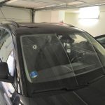 Video ze střelby. Agresora z bílého BMW odhalil hokejový kouč u stadionu v Písku. Trenéři museli jednat