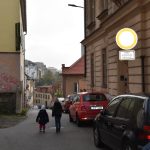 Ústecká ulice v Táboře – zakázaná zkratka a odstavné parkoviště. Zatím