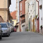 Ústecká ulice v Táboře – zakázaná zkratka a odstavné parkoviště. Zatím