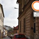 Ústecká ulice v Táboře – zakázaná zkratka a odstavné parkoviště. Zatím