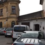 Ústecká ulice v Táboře – zakázaná zkratka a odstavné parkoviště. Zatím