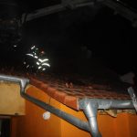 Noční požár střechy v Hluboké nad Vltavou