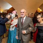 Reprezentační ples města Český Krumlov opět zazářil. Ministr Adam Vojtěch v roli zpěváka
