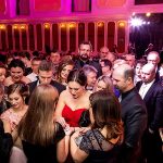Reprezentační ples města Český Krumlov opět zazářil. Ministr Adam Vojtěch v roli zpěváka