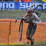 Český krach! Ani jeden z eliťáků nedojel do cíle. Mistrem světa opět Mathieu van der Poel