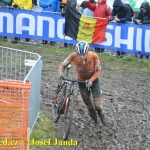 Český krach! Ani jeden z eliťáků nedojel do cíle. Mistrem světa opět Mathieu van der Poel