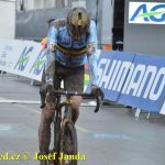 Český krach! Ani jeden z eliťáků nedojel do cíle. Mistrem světa opět Mathieu van der Poel