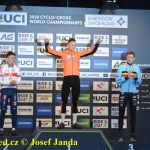 Český krach! Ani jeden z eliťáků nedojel do cíle. Mistrem světa opět Mathieu van der Poel