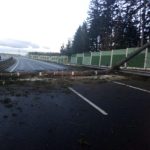 Na dálnici D3 spadl ráno strom, narazilo do něj auto