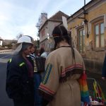 Maškary zastavují auta a provádějí silniční kontrolu