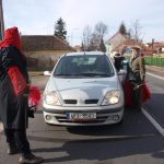 Maškary zastavují auta a provádějí silniční kontrolu