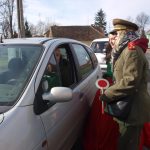 Maškary zastavují auta a provádějí silniční kontrolu