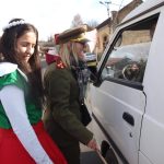 Maškary zastavují auta a provádějí silniční kontrolu