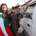 Maškary zastavují auta a provádějí silniční kontrolu